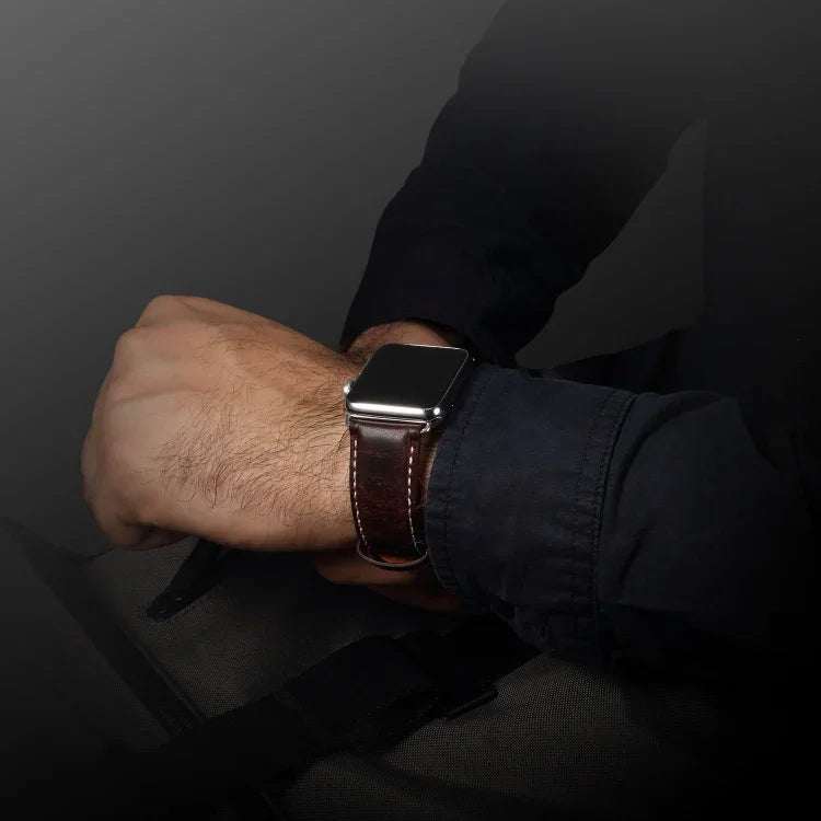 سوار ساعة جلد عتيق من شمع الزيت Denior لسلسلة Apple Watch 7 مقاس 45مم / 6 و SE و 5 و 4 مقاس 44مم / 3 و 2 و 1 مقاس 42مم