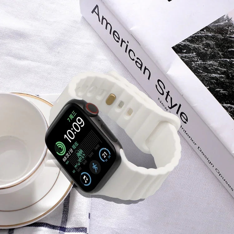 سوار ساعة من السيليكون مع إبزيم عكسي، لساعات Apple Watch Ultra 49 مم / السلسلة 8 و 7 45 مم / SE 2 و 6 و SE و 5 و 4 44 مم / 3 و 2 و 1 42 مم، لساعات Apple Watch السلسلة 8 و 7 41 مم / SE 2 و 6 و SE و 5 و 4 40 مم / 3 و 2 و 1 38 مم