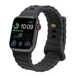 سوار ساعة من السيليكون مع إبزيم عكسي، لساعات Apple Watch Ultra 49 مم / السلسلة 8 و 7 45 مم / SE 2 و 6 و SE و 5 و 4 44 مم / 3 و 2 و 1 42 مم، لساعات Apple Watch السلسلة 8 و 7 41 مم / SE 2 و 6 و SE و 5 و 4 40 مم / 3 و 2 و 1 38 مم