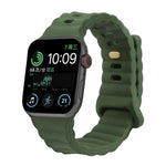 سوار ساعة من السيليكون مع إبزيم عكسي، لساعات Apple Watch Ultra 49 مم / السلسلة 8 و 7 45 مم / SE 2 و 6 و SE و 5 و 4 44 مم / 3 و 2 و 1 42 مم، لساعات Apple Watch السلسلة 8 و 7 41 مم / SE 2 و 6 و SE و 5 و 4 40 مم / 3 و 2 و 1 38 مم