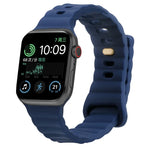 سوار ساعة من السيليكون مع إبزيم عكسي، لساعات Apple Watch Ultra 49 مم / السلسلة 8 و 7 45 مم / SE 2 و 6 و SE و 5 و 4 44 مم / 3 و 2 و 1 42 مم، لساعات Apple Watch السلسلة 8 و 7 41 مم / SE 2 و 6 و SE و 5 و 4 40 مم / 3 و 2 و 1 38 مم