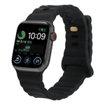 سوار ساعة من السيليكون مع إبزيم عكسي، لساعات Apple Watch Ultra 49 مم / السلسلة 8 و 7 45 مم / SE 2 و 6 و SE و 5 و 4 44 مم / 3 و 2 و 1 42 مم، لساعات Apple Watch السلسلة 8 و 7 41 مم / SE 2 و 6 و SE و 5 و 4 40 مم / 3 و 2 و 1 38 مم