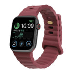 سوار ساعة من السيليكون مع إبزيم عكسي، لساعات Apple Watch Ultra 49 مم / السلسلة 8 و 7 45 مم / SE 2 و 6 و SE و 5 و 4 44 مم / 3 و 2 و 1 42 مم، لساعات Apple Watch السلسلة 8 و 7 41 مم / SE 2 و 6 و SE و 5 و 4 40 مم / 3 و 2 و 1 38 مم