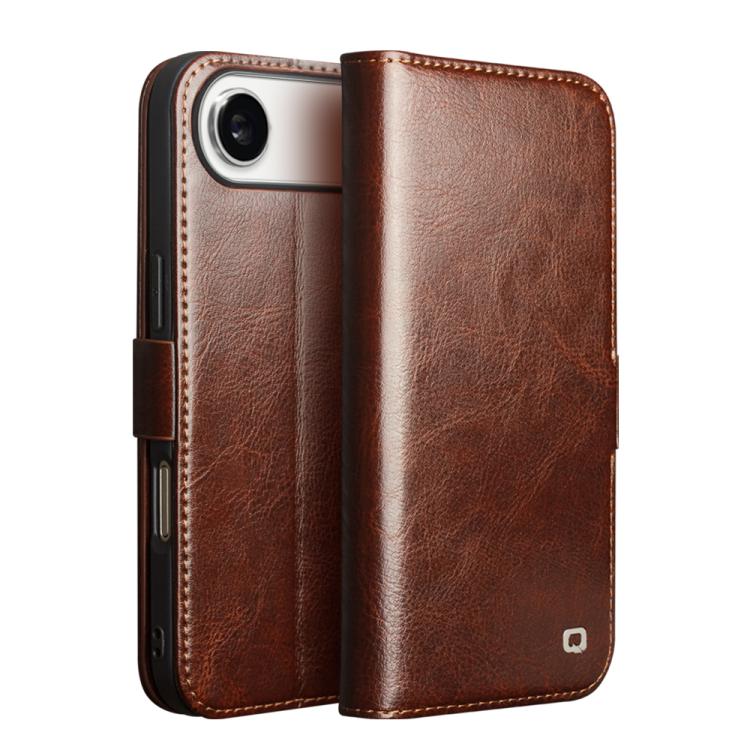 غطاء هاتف من الجلد الطبيعي الكلاسيكي QIALINO مع إبزيم 103، لهواتف iPhone 17e / 16e، iPhone 17 Pro Max، iPhone 17 Pro، iPhone 17، iPhone Air، iPhone 15 Pro Max، iPhone 15 Plus، iPhone 15