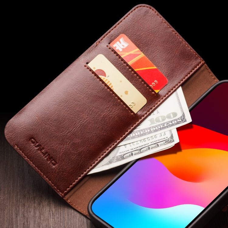 غطاء هاتف من الجلد الطبيعي الكلاسيكي QIALINO مع إبزيم 103، لهواتف iPhone 17e / 16e، iPhone 17 Pro Max، iPhone 17 Pro، iPhone 17، iPhone Air، iPhone 15 Pro Max، iPhone 15 Plus، iPhone 15