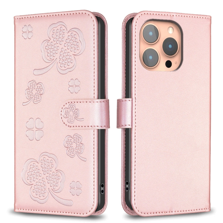 غطاء هاتف من الجلد المنقوش بأوراق البرسيم الرباعية، لهاتف iPhone 17 Pro Max، لهاتف iPhone 17 Pro، لهاتف iPhone 17، لهاتف iPhone Air، لهاتف iPhone 16 Pro Max، لهاتف iPhone 16 Pro، لهاتف iPhone 16 Plus، لهاتف iPhone 16