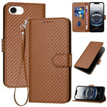 غطاء هاتف من الجلد بنقشة ألياف الكربون مع إبزيم وحبل معصم YX0070، لهواتف iPhone 17e / 16e، iPhone 17 Pro Max، iPhone 17 Pro، iPhone 17، iPhone Air، iPhone 16 Pro Max