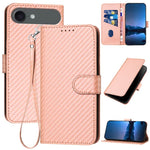 غطاء هاتف من الجلد بنقشة ألياف الكربون مع إبزيم وحبل معصم YX0070، لهواتف iPhone 17e / 16e، iPhone 17 Pro Max، iPhone 17 Pro، iPhone 17، iPhone Air، iPhone 16 Pro Max