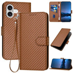غطاء هاتف من الجلد بنقشة ألياف الكربون مع إبزيم وحبل معصم YX0070، لهواتف iPhone 17e / 16e، iPhone 17 Pro Max، iPhone 17 Pro، iPhone 17، iPhone Air، iPhone 16 Pro Max