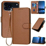 غطاء هاتف من الجلد بنقشة ألياف الكربون مع إبزيم وحبل معصم YX0070، لهواتف iPhone 17e / 16e، iPhone 17 Pro Max، iPhone 17 Pro، iPhone 17، iPhone Air، iPhone 16 Pro Max