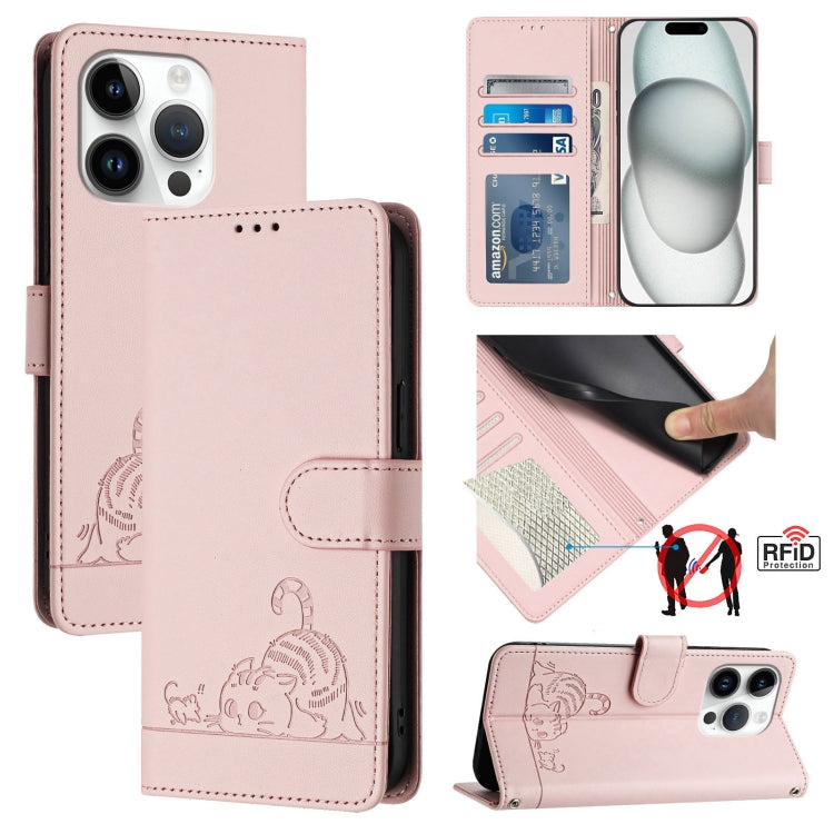 غطاء هاتف من الجلد بنقشة قط وفأر بارزة مع حماية RFID وحبل معصم، لهواتف iPhone 17 Pro Max، iPhone 17 Pro، iPhone 17، iPhone Air، iPhone SE 2024، iPhone 15 Pro Max، iPhone 15 Pro، iPhone 15 Plus