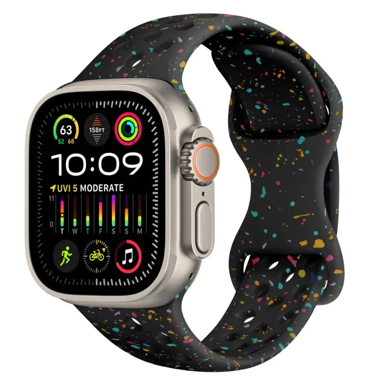 سوار ساعة من السيليكون بنمط تمويه مع إبزيم فراشة بنمط ثقوب، لسلسلة Apple Watch Ultra 2 مقاس 49مم، لسلسلة Apple Watch 9 مقاس 45مم، لسلسلة Apple Watch 9 مقاس 41مم، لسلسلة Apple Watch Ultra مقاس 49مم