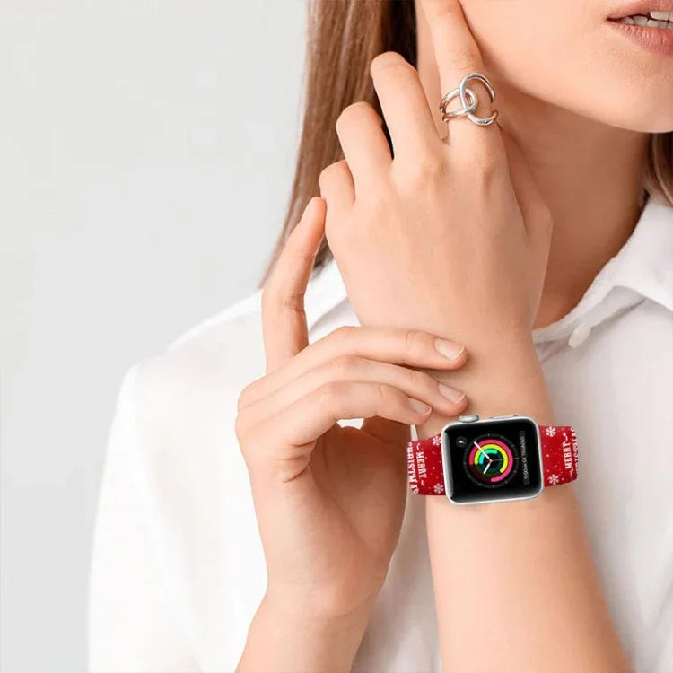 سوار ساعة سيليكون مع إبزيم عكسي بنقشة عيد الميلاد، لساعات Apple Watch مقاسات 46مم / 49مم / 45مم / 44مم، لساعات Apple Watch مقاسات 42مم / 41مم / 40مم / 38مم