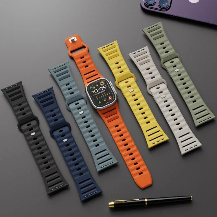 سوار ساعة سيليكون ثنائي اللون متعدد الثقوب مع مسمار واحد، لساعات Apple Watch مقاسات 46مم / 49مم / 45مم / 44مم