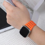سوار ساعة سيليكون ثنائي اللون متعدد الثقوب مع مسمار واحد، لساعات Apple Watch مقاسات 46مم / 49مم / 45مم / 44مم