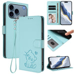 غطاء هاتف جلدي منقوش بقلب وقطة مع حزام يد، لهواتف iPhone 17e / 16e، iPhone 17 Pro Max، iPhone 17 Pro، iPhone 17