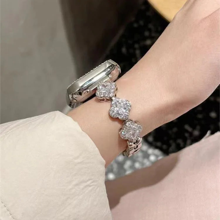 سوار ساعة معدني ماسي بتصميم ورقة البرسيم الرباعية من xDfind، لسلسلة Apple Watch مقاسات 42 / 44 / 45 / 46 / 49مم، لسلسلة Apple Watch مقاسات 38 / 40 / 41 / S10 42مم