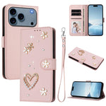 غطاء هاتف من جلد نباتي مزدوج الطبقة بنقشة قلب وزهور مع حزام معصم، لهواتف iPhone 17e / 16e، وiPhone 17 Pro Max، وiPhone 17 Pro، وiPhone 17، وiPhone Air، وiPhone 16 Pro Max