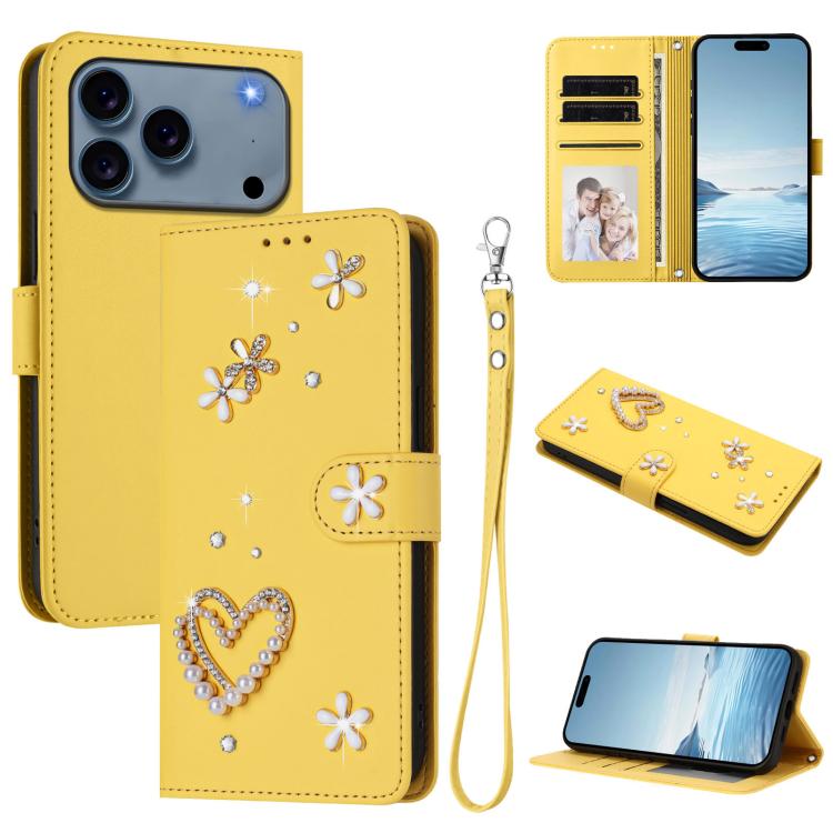 غطاء هاتف من جلد نباتي مزدوج الطبقة بنقشة قلب وزهور مع حزام معصم، لهواتف iPhone 17e / 16e، وiPhone 17 Pro Max، وiPhone 17 Pro، وiPhone 17، وiPhone Air، وiPhone 16 Pro Max
