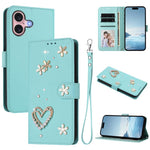 غطاء هاتف من الجلد النباتي مزدوج الطبقة مزين بقلوب وزهور مع حزام معصم ZS01، لهواتف iPhone 16 Pro، iPhone 16 Plus، iPhone 16، iPhone 15 Pro Max، iPhone 15 Pro، iPhone 15 Plus
