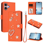 غطاء هاتف من الجلد النباتي مزدوج الطبقة مزين بقلوب وزهور مع حزام معصم ZS01، لهواتف iPhone 16 Pro، iPhone 16 Plus، iPhone 16، iPhone 15 Pro Max، iPhone 15 Pro، iPhone 15 Plus