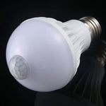 لمبة LED E27 7W مع 16 مصباح SMD 5730 450LM مع حساس حركة بالأشعة تحت الحمراء، مدى الاستشعار: 4-6 أمتار، AC 220V، E27 7W ضوء أبيض