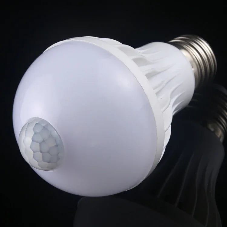 لمبة LED E27 7W مع 16 مصباح SMD 5730 450LM مع حساس حركة بالأشعة تحت الحمراء، مدى الاستشعار: 4-6 أمتار، AC 220V، E27 7W ضوء أبيض