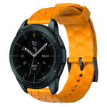 سوار ساعة سيليكون بلون صلب بنمط كرة القدم مقاس 20مم، لساعات Samsung Galaxy Watch Active 2 مقاس 44مم، لساعات Samsung Galaxy Watch مقاس 42مم