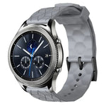 سوار ساعة سيليكون بلون صلب بنمط كرة القدم مقاس 22مم، لساعات Samsung Galaxy Watch3 مقاس 45مم، لساعات Samsung Galaxy Watch مقاس 46مم، لساعات Samsung Gear S3 Classic، لساعات Samsung Gear S3 Frontier