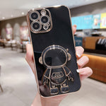 غطاء هاتف بحامل رائد فضاء مطلي بالكهرباء، لهواتف iPhone 17e / 16e، iPhone 17 Pro Max، iPhone 17 Pro، iPhone 17، iPhone Air، iPhone 16 Pro Max، iPhone 16 Pro، iPhone 16 Plus