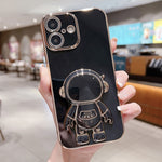 غطاء هاتف بحامل رائد فضاء مطلي بالكهرباء، لهواتف iPhone 17e / 16e، iPhone 17 Pro Max، iPhone 17 Pro، iPhone 17، iPhone Air، iPhone 16 Pro Max، iPhone 16 Pro، iPhone 16 Plus