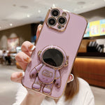 غطاء هاتف بحامل رائد فضاء مطلي بالكهرباء، لهواتف iPhone 17e / 16e، iPhone 17 Pro Max، iPhone 17 Pro، iPhone 17، iPhone Air، iPhone 16 Pro Max، iPhone 16 Pro، iPhone 16 Plus