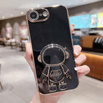 غطاء هاتف بحامل رائد فضاء مطلي بالكهرباء، لهواتف iPhone 17e / 16e، iPhone 17 Pro Max، iPhone 17 Pro، iPhone 17، iPhone Air، iPhone 16 Pro Max، iPhone 16 Pro، iPhone 16 Plus