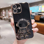 غطاء هاتف بحامل رائد فضاء مطلي بالكهرباء، لهواتف iPhone 17e / 16e، iPhone 17 Pro Max، iPhone 17 Pro، iPhone 17، iPhone Air، iPhone 16 Pro Max، iPhone 16 Pro، iPhone 16 Plus