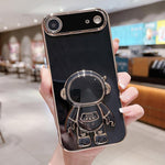 غطاء هاتف بحامل رائد فضاء مطلي بالكهرباء، لهواتف iPhone 17e / 16e، iPhone 17 Pro Max، iPhone 17 Pro، iPhone 17، iPhone Air، iPhone 16 Pro Max، iPhone 16 Pro، iPhone 16 Plus