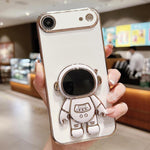 غطاء هاتف بحامل رائد فضاء مطلي بالكهرباء، لهواتف iPhone 17e / 16e، iPhone 17 Pro Max، iPhone 17 Pro، iPhone 17، iPhone Air، iPhone 16 Pro Max، iPhone 16 Pro، iPhone 16 Plus