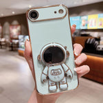 غطاء هاتف بحامل رائد فضاء مطلي بالكهرباء، لهواتف iPhone 17e / 16e، iPhone 17 Pro Max، iPhone 17 Pro، iPhone 17، iPhone Air، iPhone 16 Pro Max، iPhone 16 Pro، iPhone 16 Plus