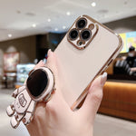 غطاء هاتف بحامل رائد فضاء مطلي بالكهرباء، لهواتف iPhone 17e / 16e، iPhone 17 Pro Max، iPhone 17 Pro، iPhone 17، iPhone Air، iPhone 16 Pro Max، iPhone 16 Pro، iPhone 16 Plus