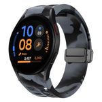سوار ساعة سيليكون بقفل أسود قابل للطي مغناطيسي من Richard، لساعة Samsung Galaxy Watch FE مقاس 40 مم، لساعة Samsung Galaxy Watch 7 مقاس 40 / 44 مم، لساعة Samsung Galaxy Watch 6 Classic مقاس 43 / 47 مم