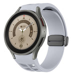 سوار ساعة سيليكون بقفل أسود قابل للطي مغناطيسي من Richard، لساعة Samsung Galaxy Watch 5 مقاس 40 / 44 مم، لساعة Samsung Galaxy Watch 5 Pro مقاس 45 مم، لساعة Samsung Galaxy Watch 4 مقاس 40 / 44 مم