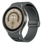 سوار ساعة سيليكون بقفل أسود قابل للطي مغناطيسي من Richard، لساعة Samsung Galaxy Watch 5 مقاس 40 / 44 مم، لساعة Samsung Galaxy Watch 5 Pro مقاس 45 مم، لساعة Samsung Galaxy Watch 4 مقاس 40 / 44 مم