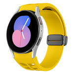 سوار ساعة سيليكون بقفل أسود قابل للطي مغناطيسي من Richard، لساعة Samsung Galaxy Watch 5 مقاس 40 / 44 مم، لساعة Samsung Galaxy Watch 5 Pro مقاس 45 مم، لساعة Samsung Galaxy Watch 4 مقاس 40 / 44 مم