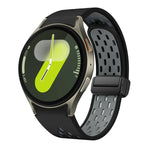 سوار ساعة سيليكون بمشبك أسود قابل للطي مغناطيسي بلونين، لساعات Samsung Galaxy Watch 7 40 / 44مم، لساعات Samsung Galaxy Watch 5 40 / 44مم، لساعات Samsung Galaxy Watch 4 40 / 44مم، لساعات Samsung Galaxy Watch 4 Classic 42 / 46مم