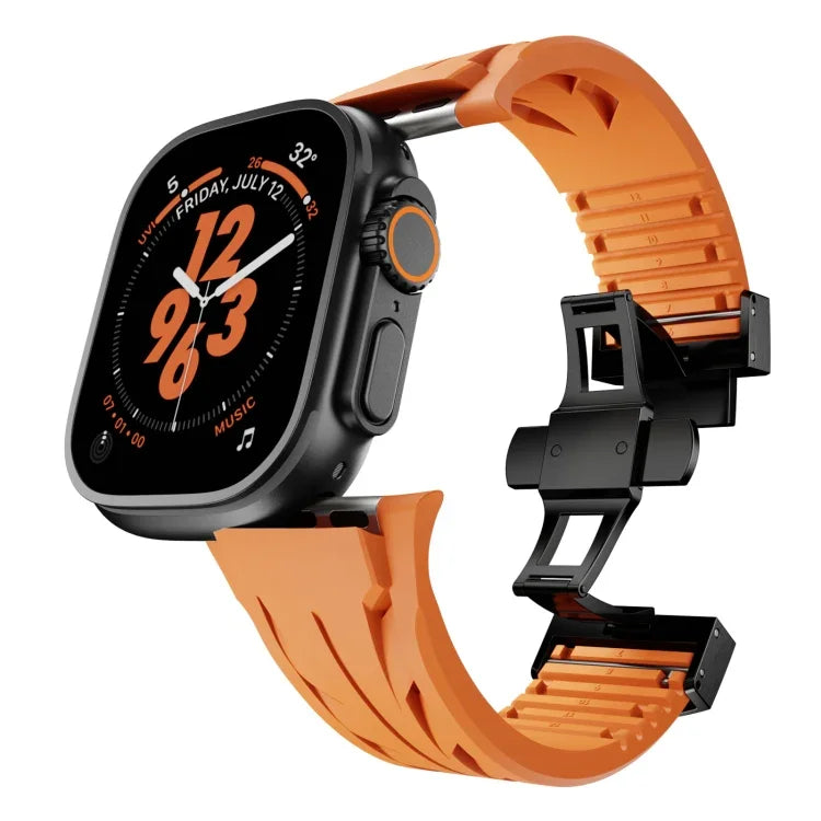 سوار ساعة من السيليكون مع إبزيم فراشة أسود من الفولاذ المقاوم للصدأ Tailor، لساعات Apple Watch مقاسات 44مم / 45مم / 46مم / 49مم