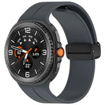 سوار ساعة سيليكون مع إبزيم مغناطيسي قابل للطي، لساعات Samsung Galaxy Watch8 / Watch8 Classic