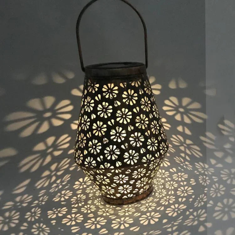 مصباح فانوس حديقة خارجي من الحديد المطاوع يعمل بالطاقة الشمسية، فانوس أقحوان LED معلق