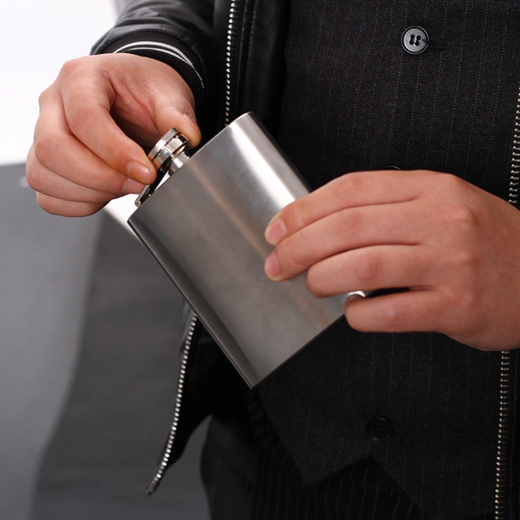 طقم قارورة خصر محمولة من الفولاذ المقاوم للصدأ مع قمع كأس نبيذ، 7OZ أصفر متقشر، 7OZ رمادي متقشر، 7OZ جاك أصفر متقشر، 7OZ جاك رمادي متقشر، 7OZ جاك أسود أساسي
