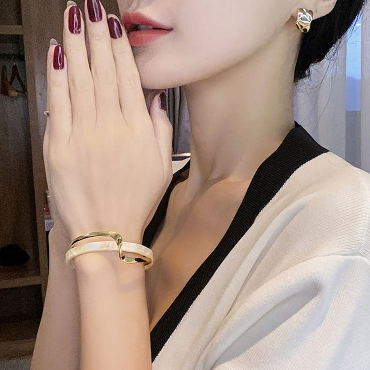 سوار مزين بصفيحة من الصدف الأبيض وزينة معدنية منحنية، SL02-80